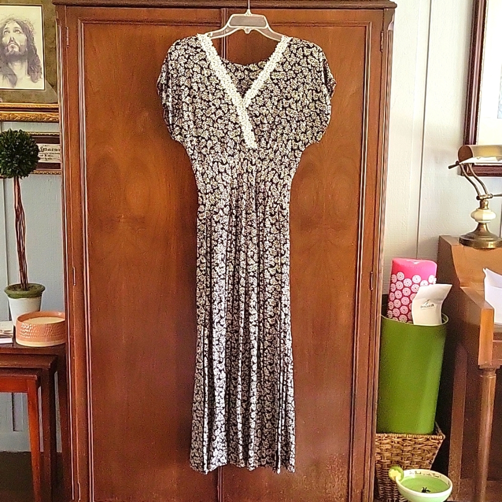 Black/cream ankle length dress with capped sleeves. Size 9.